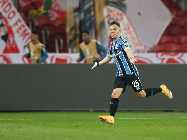 Gremio se impone en derbi de Porto Alegre y alcanza al Internacional