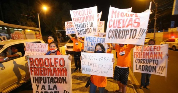 La Nación / “Friedmann a la cárcel”: manifestación en Asunción en contra del senador mau