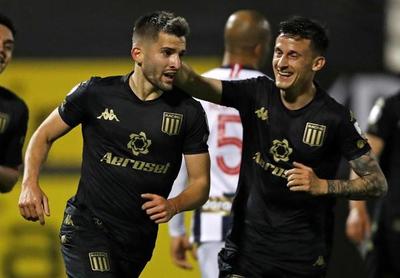 Racing vence a Alianza Lima y encamina su clasificación