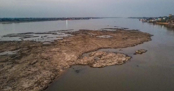 La Nación / Bajante histórica del río develó restos de volcán en Asunción