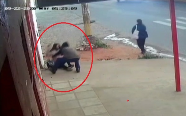 Video: Con violencia le robó la cartera a una mujer » San Lorenzo PY
