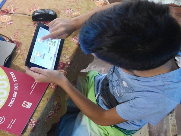 Estudiantes venden hasta sus gallinas para cumplir con las clases virtuales - Noticiero Paraguay