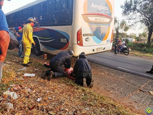 Colectivo atropella una motocicleta y mata a una mujer en Luque •