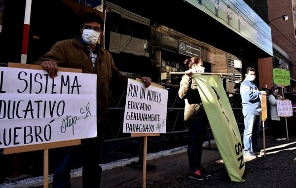 Docentes se manifiestan ante intención de recorte presupuestario para MEC