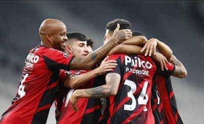 HOY / Paranaense roza los octavos gracias a dos autogoles de Colo Colo