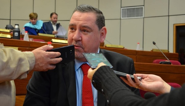 Presentan pedido de pérdida de investidura de Zacarías irún