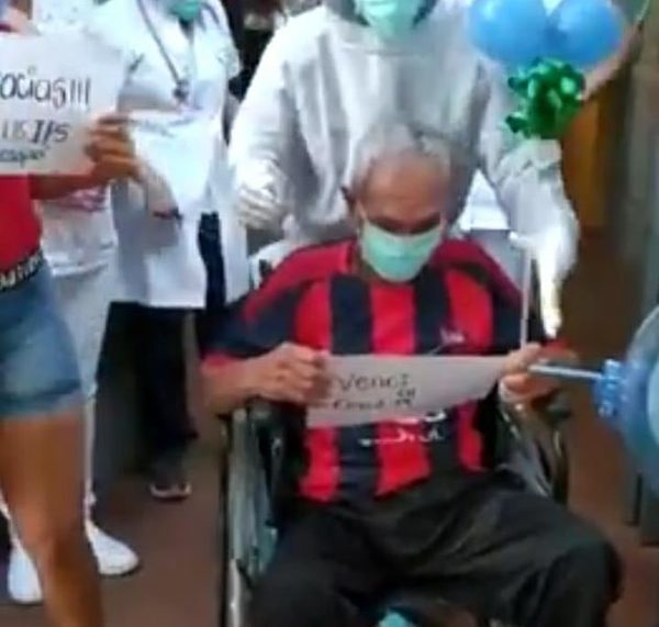 Abuelito de 77 años superó al covid-19 y agradeció emocionado por los cuidados