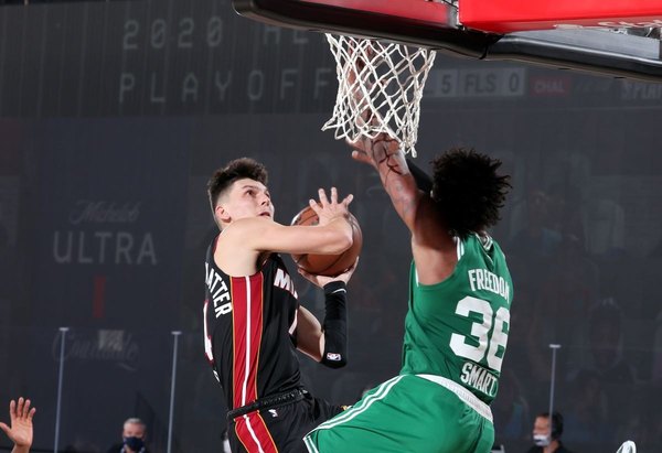 Los Heat ponen contra las cuerdas a Celtics en la noche del novato Herro