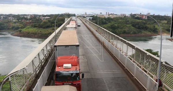La Nación / En Foz de Yguazú alertan que salud puede colapsar con el puente abierto