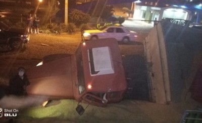 Camión cargado con soja cae a la cuneta tras explosión de cubierta