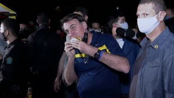 Abuchearon a Bolsonaro mientras él se comía un