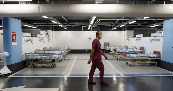 La Nación / Israel: hospital desbordado instala camas en estacionamiento