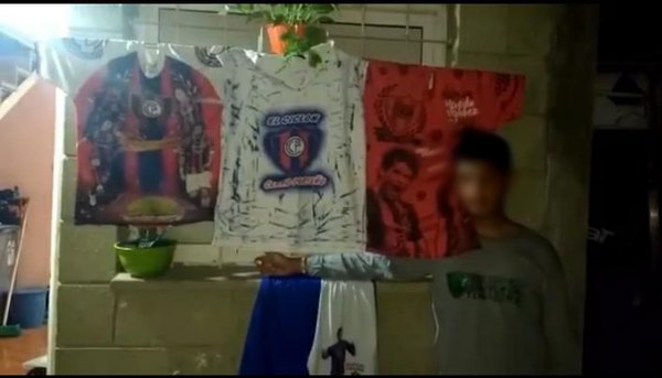 Crónica / EL REGALO MÁS ESPERADO: Quinceañero recibirá camiseta firmada por Churín