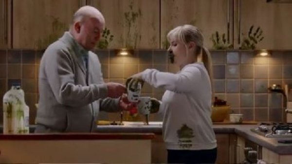 Escocia: Campaña de concientización, muestra cómo una nieta le contagia covid-19 a su abuelo