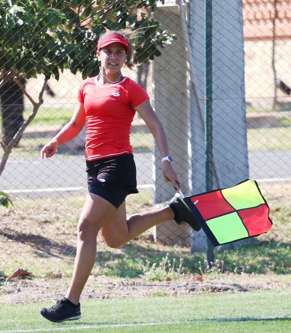 ¡Presencia femenina! Nancy, la primera asistente que estará en un campeonato de la División de Honor - Megacadena — Últimas Noticias de Paraguay