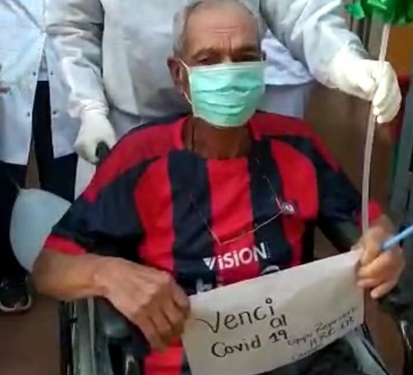 Crónica / (VIDEO) Abuelito que venció al Covid dio las gracias en medio de lágrimas