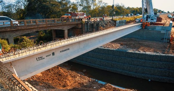 La Nación / Culminó izamiento de vigas sobre arroyo en ruta PY02