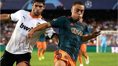 Barcelona busca a Dest