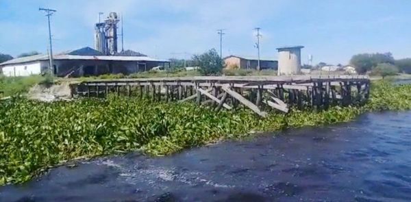 Transporte fluvial afectado por la bajante histórica del río Paraguay