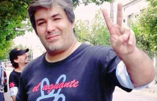 Diputado dice que probó la prótesis de su pareja porque "no tenía internet"