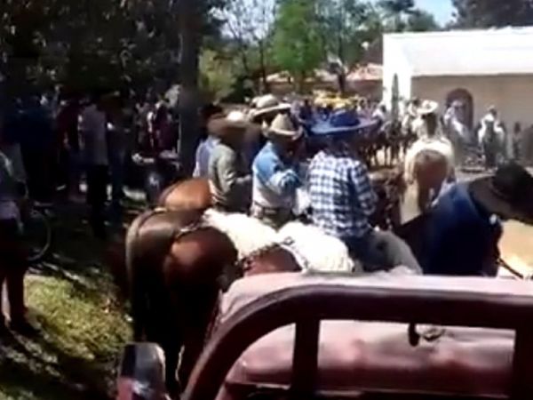 Cuatro policías no pudieron evitar jineteada en Caraguatay, dice intendente
