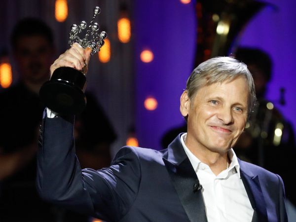 San Sebastián premia a Viggo Mortensen, que se estrena como director