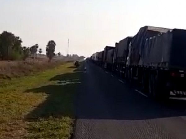Camioneros paraguayos están varados por protestas en Clorinda para reabrir frontera