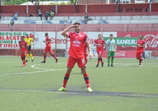 Crónica / “Chetavyete la futbol-re"