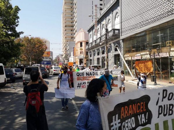 Estudiantes celebran arancel cero universal aprobado en el Senado