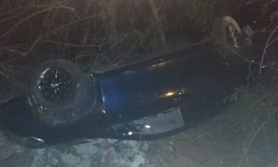 Conductor ebrio se salva de milagro al caer de un barranco