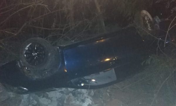 Conductor ebrio se salva de milagro al caer de un barranco