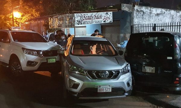 Camioneta se lleva por delante dos vehículos y su conductor se da a la fuga