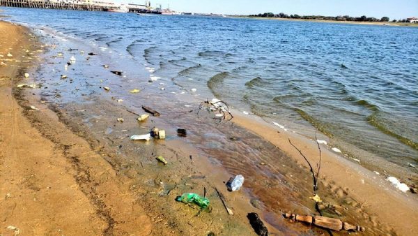 Bajante del río desnuda el basural que se esconde bajo las aguas