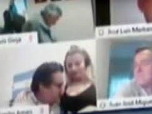 Diputado besa el pecho a una mujer en medio de sesión virtual