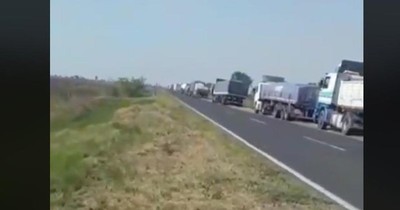 La Nación / Camioneros varados en Clorinda por protestas piden intervención de las autoridades