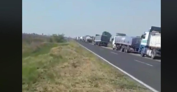 La Nación / Camioneros varados en Clorinda por protestas piden intervención de las autoridades