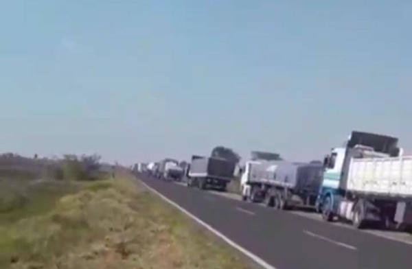 HOY / Unos 300 camioneros paraguayos varados en Clorinda: “nos tienen como animales acá”