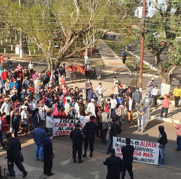 Ciudadanos se manifestaron contra concejal de Repatriación por llevar a menor en motel