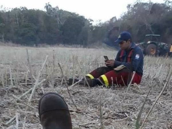 Bombero rindió un examen en medio del combate a incendio forestal
