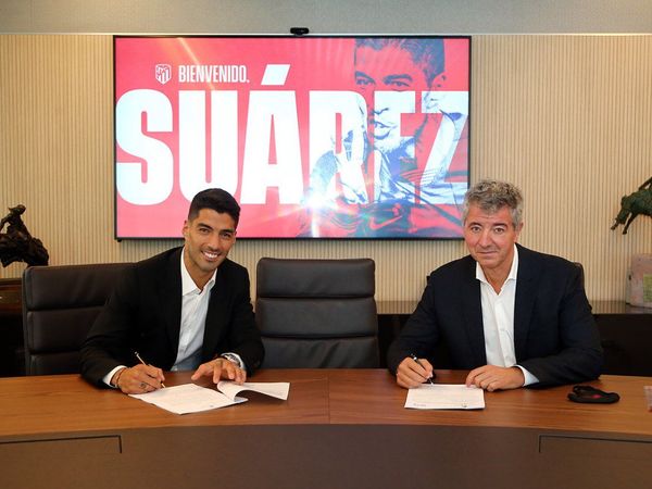 Luis Suárez firma su contrato con el Atlético por dos temporadas