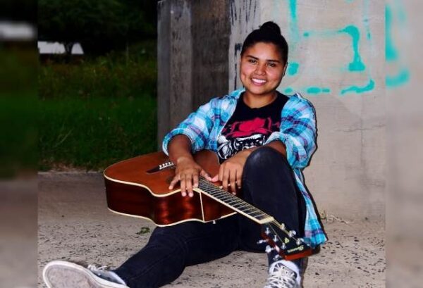 Joven indígena sorprende cantando en su lengua