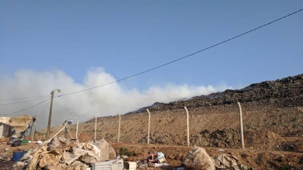 HOY / Intensa humareda tras incendio en Vertedero Cateura