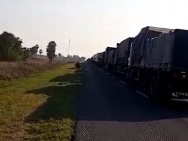 Más de 300 camiones paraguayos varados en Argentina: las pérdidas son millonarias - ADN Paraguayo