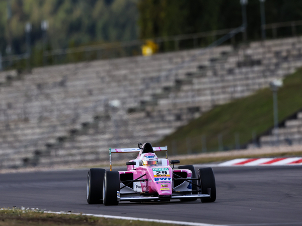 Joshua Duerksen sube al podio en Nürburgring