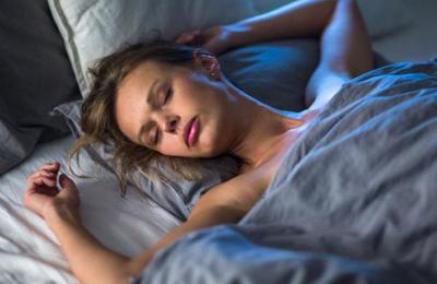 6 posibles causas de la sudoración excesiva que sufres mientras duermes - SNT