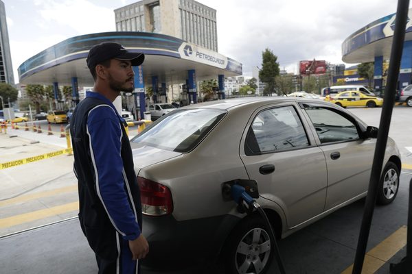 Ecuador abre la vía a las importaciones de combustibles para el sector privado - MarketData