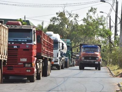 Camioneros desesperados por cierre de ruta en Argentina