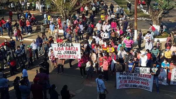 Multitud contra concejal acusado de abusar de niña de 14 años, y recibir solo "multa" - ADN Paraguayo