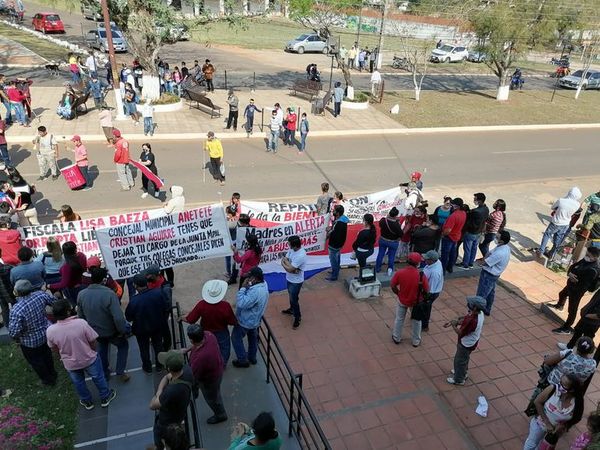 Ciudadanos protestan contra concejal acusado de abusar de una menor - Nacionales - ABC Color