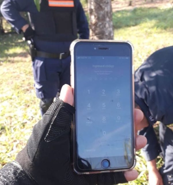 Delincuentes arrojan celular robado tras persecución